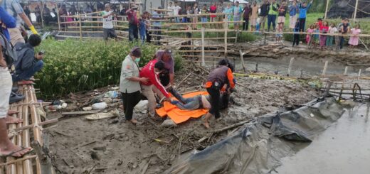 Sesosok mayat ditemukan mengapung di Sungai Ketiwon, Kota Tegal, Senin (15/11). /Pusdalops PB BPBD Kota Tegal
