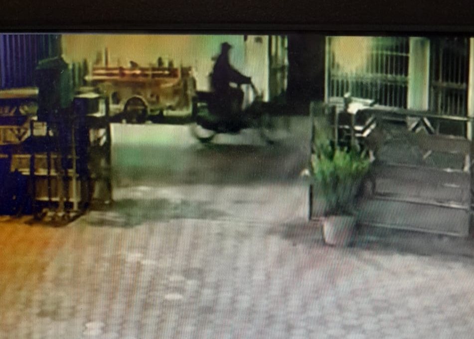 terduga pelaku saat mengendarai sepeda motor usai mengambil 2 tabung gas melon milik pedagang martabak yang terekam kamera CCTV