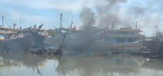 Tegal : situasi galangan kapal di Pelabuhan Kota Tegal pasca kebakaran. (19//11) / Arah Pantura