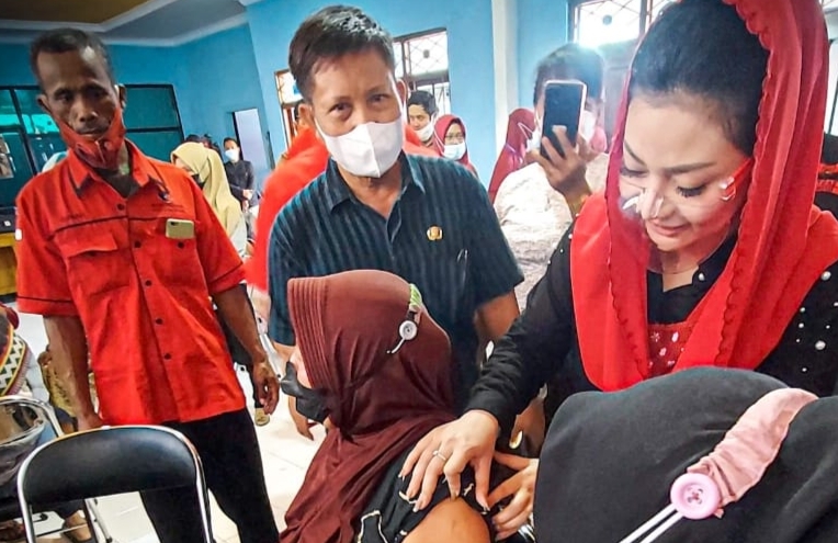 Anggota DPR RI, Paramitha Widya Kusuma saat mengikuti kegiatan vaksin "Door To Door" warga di Kabupaten Brebes /ist