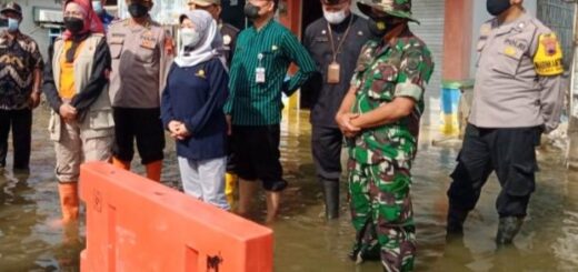 Bupati Brebes Idza Priyanti daat mengunjungi lokasi bencana rob di Desa Randusanga Kulon /Arah Pantura