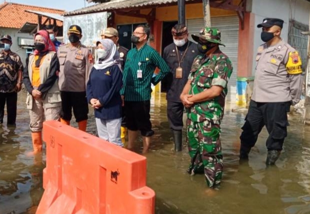 Bupati Brebes Idza Priyanti daat mengunjungi lokasi bencana rob di Desa Randusanga Kulon /Arah Pantura