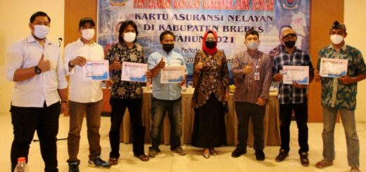 Bupati Brebes Idza Priyanti membagikan kartu asuransi kepada nelayan di Kabupaten Brebes /ist