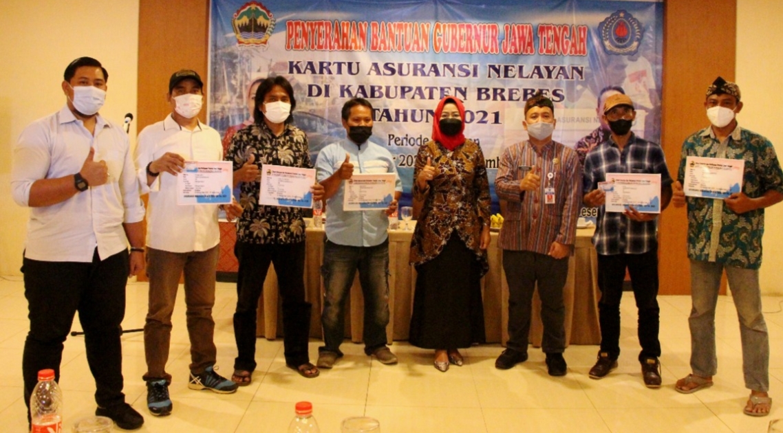 Bupati Brebes Idza Priyanti membagikan kartu asuransi kepada nelayan di Kabupaten Brebes /ist
