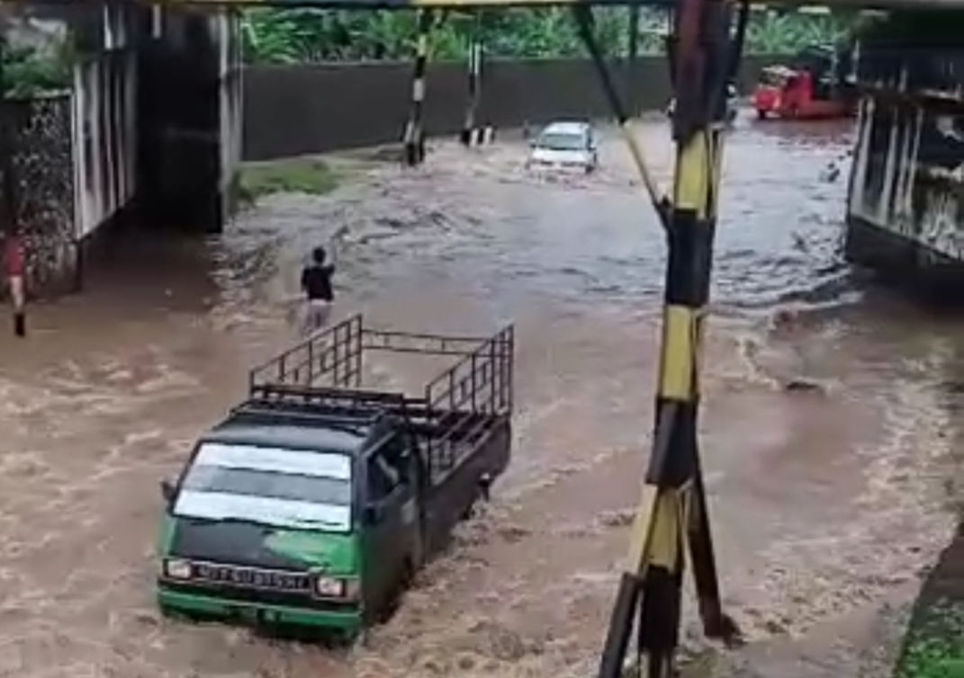 Arus kendaraan di Underpass Prupuk sempat terganggu akibat banjir pada Sabtu pagi (04/12) / ist