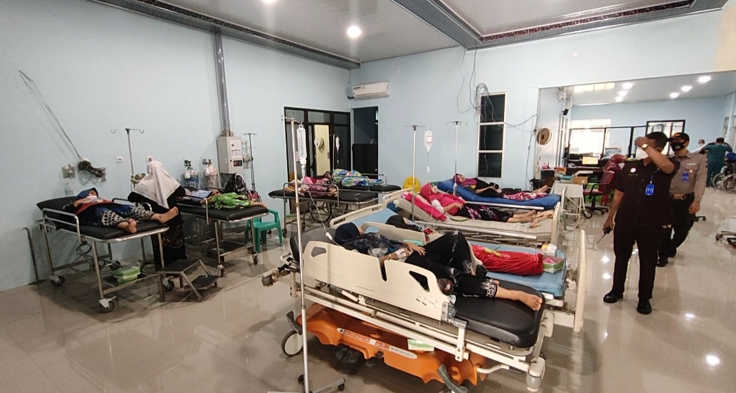 Puluhan santriwati di Brebes menjalani perawatan di RSUD Brebes karena diduga keracunan makanan /Arah Pantura
