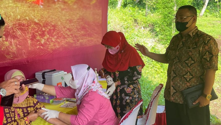 Kepalt Puskesmas Bumiayu, Dr. Ali Budiarto saat memantau pelaksanaan vaksin di Kecamatan Bumiayu. / Ist