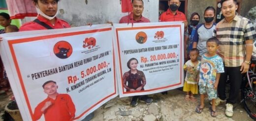 Penyerahan bantuan keuangan dari 2 anak Mantan Bupati Brebes Indra Kusuma, untuk rehab rumah. /Ist