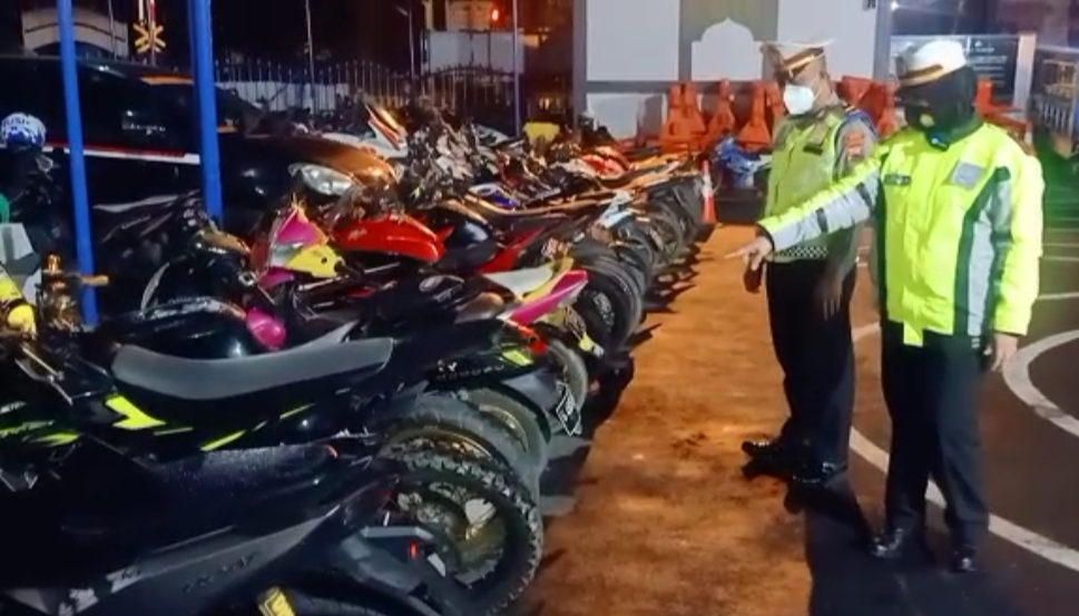 Puluhan kendaraan sepeda motor knalpot brong disita polisi. /Ist