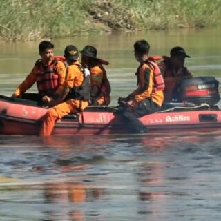 Pencarian korban tenggelam di hai ke-3 terus dilakukan Tim SAR gabungan di Sungai Cisanggarung /Arah Pantura
