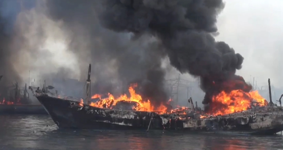 Kapal yang terbakar di Pelabuhan Tegal bertambah menjadi 17. /Arah Pantura