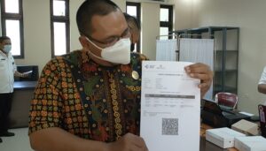 Anggota DPRD Brebes, Haryanto, salaj seorang yang mendapatkan sertifikat vaksin ketiga /Arah Pantura