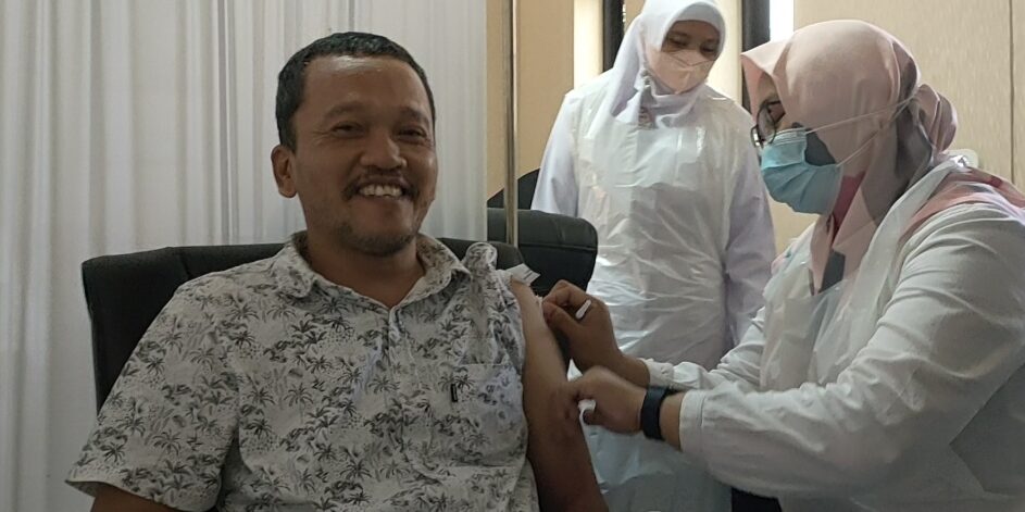 Salah satu Anggota DPRD Brebes, Mustolah melakukan vaksinasi dosis ketiga. /Arah Pantura