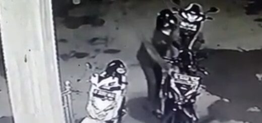 Aksi pencurian sepeda motor di salah satu Masjid di Kecamatan Ketanggungan terekam CCTV. /ist