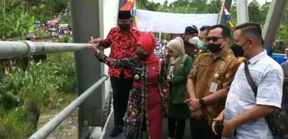 Bupati Brebes, Idza Priyanti meresmikan Jembatan Plompong. /Arah Pantura