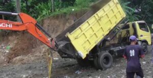 20 kendaraan dump truk diterjunkan untuk mengangkut sampah ke dalam TPA Kalijurang. /Arah Pantura