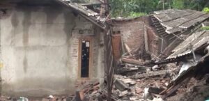 Puluhan rumah warga yang rusak akibat bencana tanah bergerak di Desa Dermasuci Kecamatan Pangkah Kabupaten Tegal. /Arah Pantura