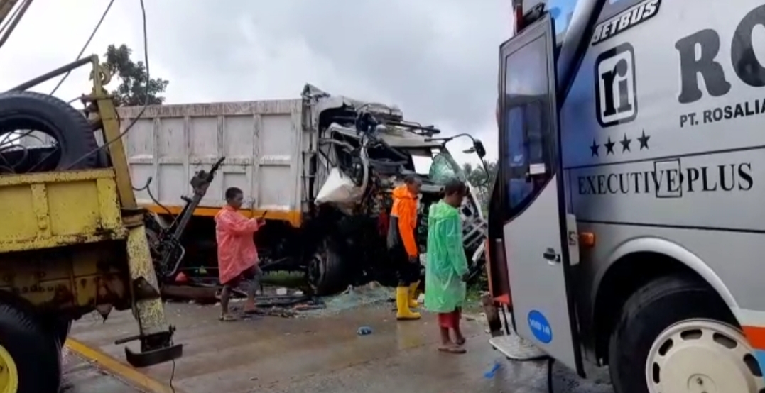 Kecelakaan di Jalan Lingkar Bumiayu, antara bus dan dump truk. /Arah Pantura