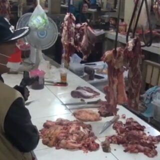 Wakil Walikota Tegal Jumadi saat sidak harga daging di Pasar Pagi Kota Tegal. /Arah Pantura