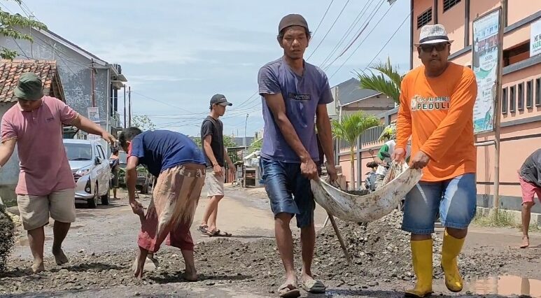 Anggota DPRD Brebes Haryanto dan warga melakukan perbaikan jalan yang rusak. /Arah Pantura