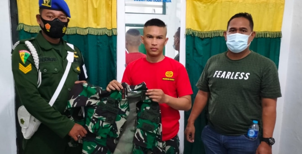 TNI gadungan (kaos merah) ditangkap jajaran Kodim 0713 Brebes. /Ist
