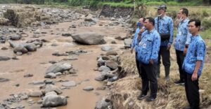 Kabid Bina Marga DPU Kabupaten Brebes, Ridho Khaeroni saat meninjau infrastruktur yang rusak akibat banjir bandang di Kecamatan Tonjong. /Ist