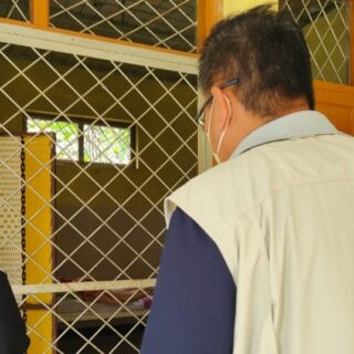 Anggota DPRD Provinsi Jateng Umar Utoyo saat menjenguk Kanti Utami di RSUD Dr. Soesilo Slawi. /Ist