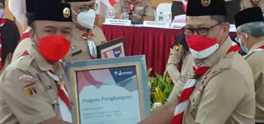 Ketua Kwarnas Komjen Pol (Purn) Budi Waseso memberikan penghargaan kepada Ketua Kwarcab Kota Tegal M. Jumadi disela Rakernas Gerakan Pramuka Tahun 2022 yang digelar di Balai Sarbini, Jakarta. /Ist
