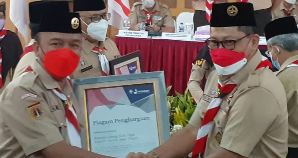 Ketua Kwarnas Komjen Pol (Purn) Budi Waseso memberikan penghargaan kepada Ketua Kwarcab Kota Tegal M. Jumadi disela Rakernas Gerakan Pramuka Tahun 2022 yang digelar di Balai Sarbini, Jakarta. /Ist