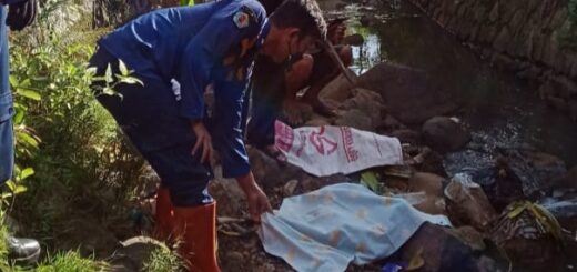 Jasad bayi terbungkus kantong plastik ditemukan di sungai di Desa Pagojengan Kecamatan Paguyangan. /Ist