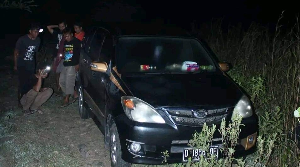 Mobil tersesat di tanggul Sungai Pemali desa Pamulihan Larangan. /Ist