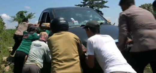 Proses Evakuasi mobil yang tersesat di tanggul Sungai Pemali ./Arah Pantura.