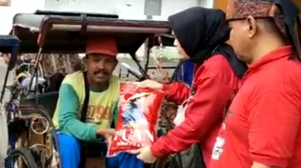 Anggota DPRD Brebes Tri Murdingsih menyalurkan bantuan beras premium Puan Maharani. /Ist