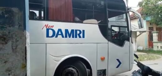 Bus DAMRI hampir nyasar ke arah tanggul Sungai Pemali. /Ist