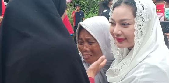 Untung Slamet menangis haru saat memeluk Anggota DPR RI Paramitha Widya Kusuma setelah rumahnya direhab. /Ist