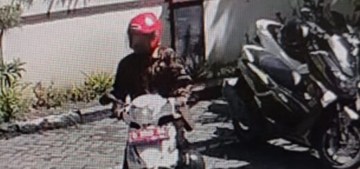 Pelaku menggunakan sepeda motor berplat merah mencuri helm di Pengadilan Agama Brebes. /Ist