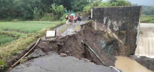 Ruas Jalan Kabupaten yang menghubungkan Desa Jemasih dan Desa Ciseureuh Kecamatan Ketanggungan nyaris putus. /Ist