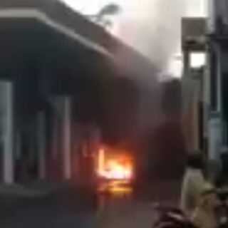 Satu unit sepeda motor terbakar di SPBU depan Pasar Wage Bumiayu. /Ist
