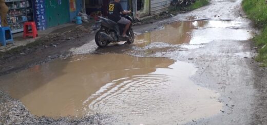 Jalan rusak di Desa Kecipir Kecamatan Losari dikeluhkan. /Ist