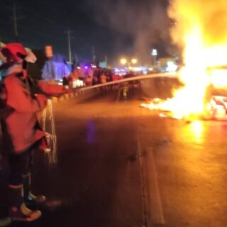 Tim Pemadam Kebakaran tengah melakukan pemadaman mobil terbakar. /Ist