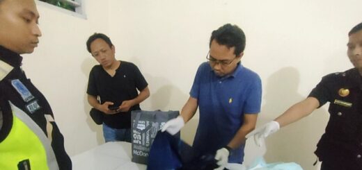 Polisi melakukan pemeriksaan tas,. sarung dan baju koko saat jasad bayi ditemukan. / Arah Pantura.