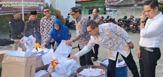 Pj Bupati Brebes Iwannudin Iskandar menyaksikan pemusnahan kertas suara rusak. /Arah Pantura.