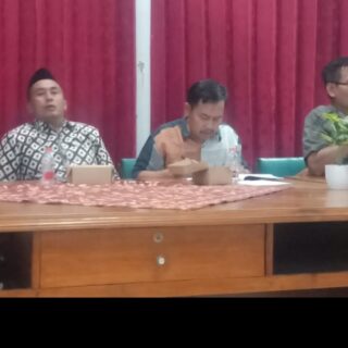 Dua anggota DPRD Brebes Akhmad Rowi dan M. Nizwar, menghadiri rapat LPM di Kelurahan Pasarbatang. ,/ist