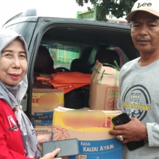 Anggota DPRD Brebes Khoriroh saat memberikan bantuan logistik kepada korban bencana banjir di Kecamatan Losari. /Ist