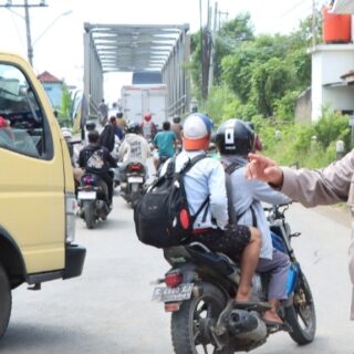 Kapolres Brebes AKBP Guntur Muhammad Tariq saat melakukan pengamanan arus lalu lintas di ruas jalan Ketanggungan Brebes. / Ist.